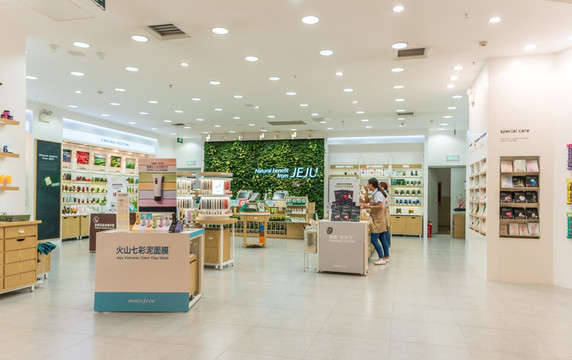 從超市貨架到專賣店體驗 化妝品零售的雙重路徑